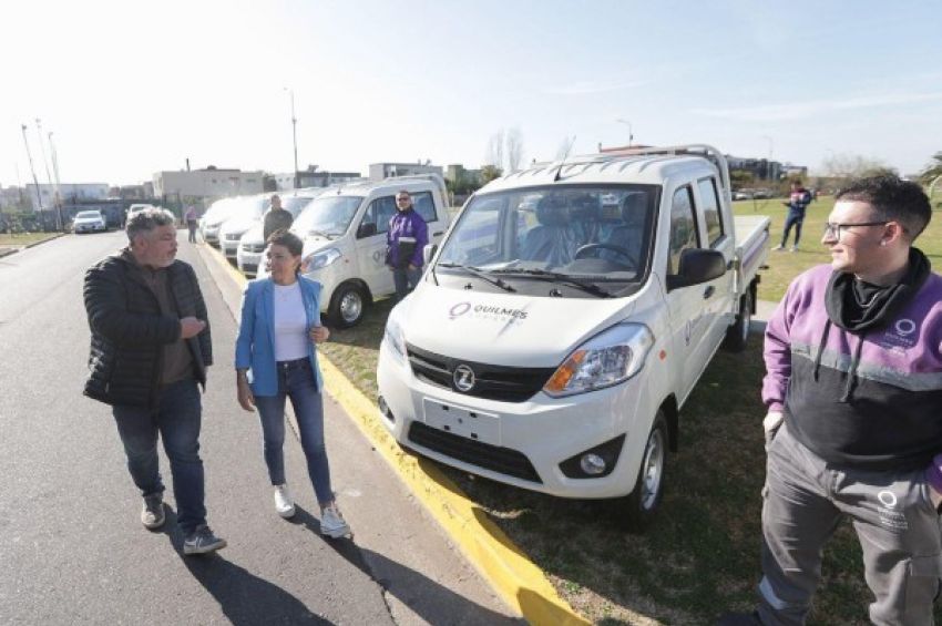 Mayra presentó 10 nuevas camionetas para el área de servicios públicos de Quilmes