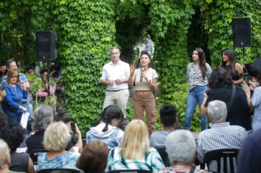 Mayra y Vilar en la incorporación de la Escuela de Jardinería Enriqueta Deyá al programa de parques ambientales bonaerense