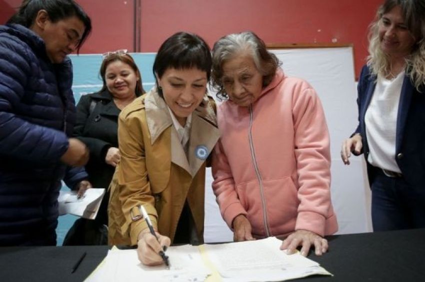 Mayra Mendoza encabezó el acto de firma de 100 escrituras