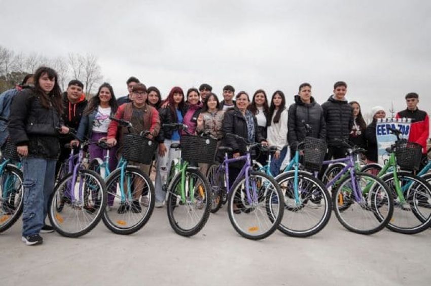 Mayra y Daniela Vilar entregaron 400 bicicletas a estudiantes de Quilmes