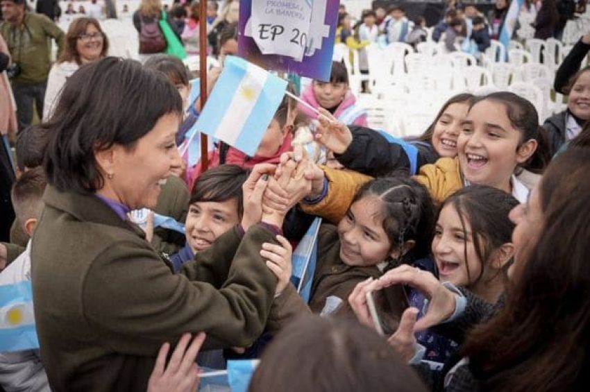 Mayra junto a 3.000 estudiantes de escuelas quilmeñas en el acto promesa de lealtad a la bandera