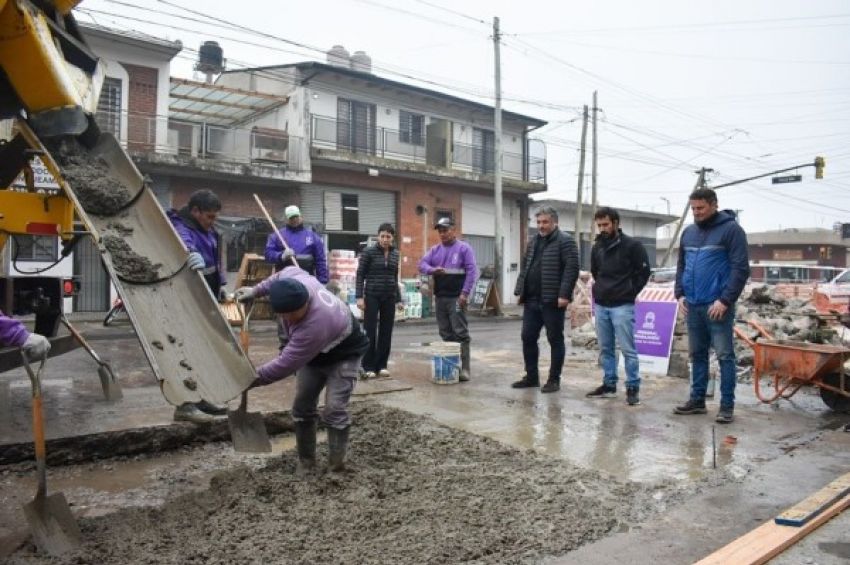 Mayra supervisó nuevas obras de bacheo en Quilmes Oeste