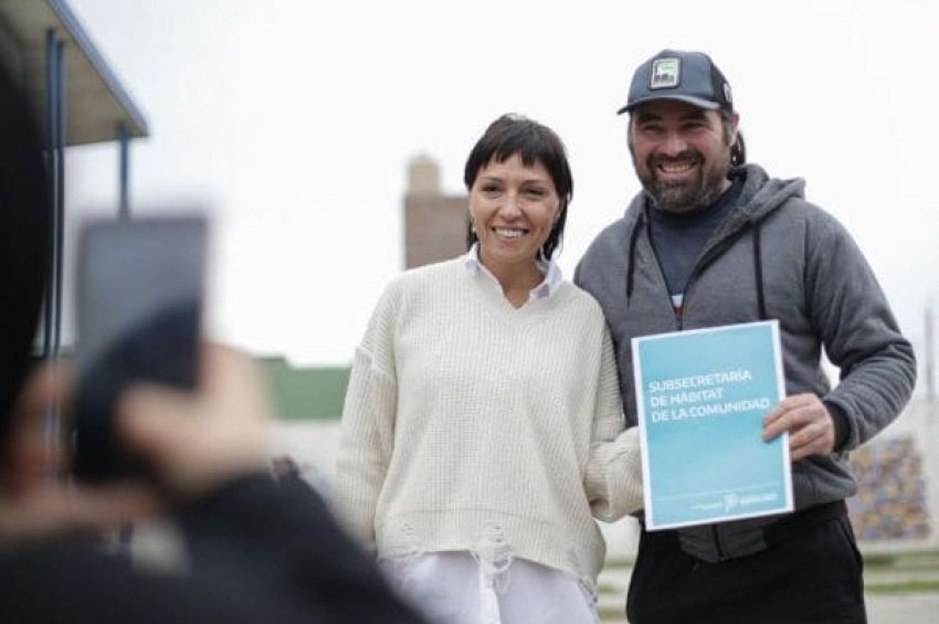 Estado presente: Mayra entregó las adjudicaciones de 75 lotes a vecinos y vecinas del barrio Santa Lucía