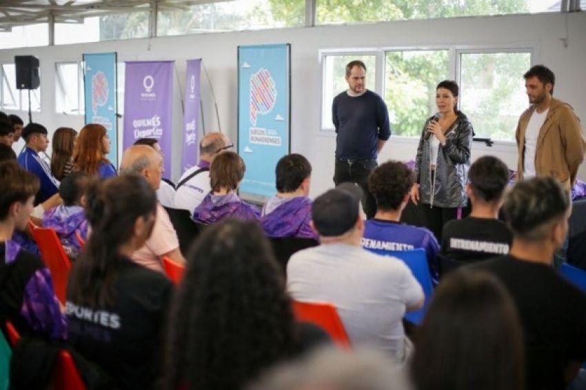 Mayra junto a los deportistas que representarán a Quilmes en la final de los Juegos Bonaerenses 2024