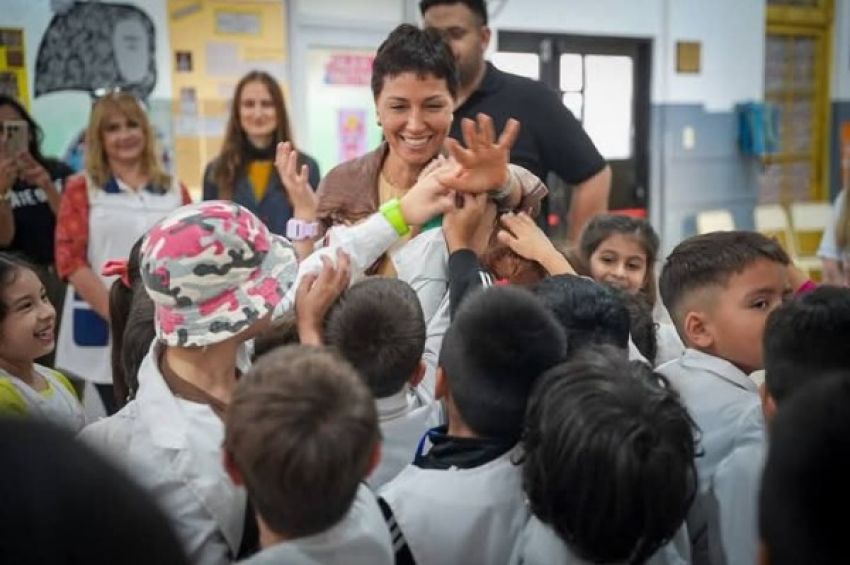 Mayra presentó el programa «Quilmes Coopera 2025: proyectos educativos de la comunidad»