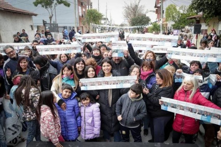 Mayra Mendoza recorrió obras de pavimento y se reunió con vecinos de Bernal Oeste