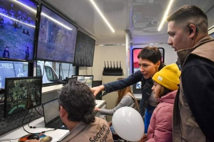 Mayra presentó el nuevo Centro de Operaciones Móvil Quilmes en el festival por el 358º aniversario de la ciudad