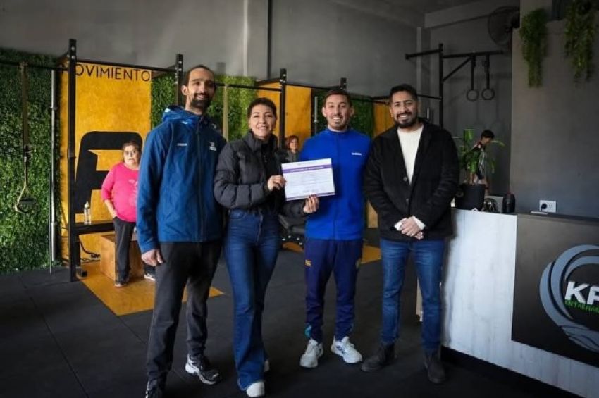 Mayra le entregó el certificado de habilitación al gimnasio Kai Entrenamientos