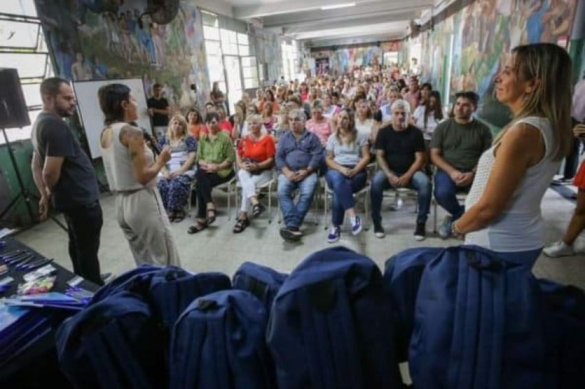 Mayra entregó útiles escolares para alumnos y alumnas de las escuelas primarias públicas de Quilmes