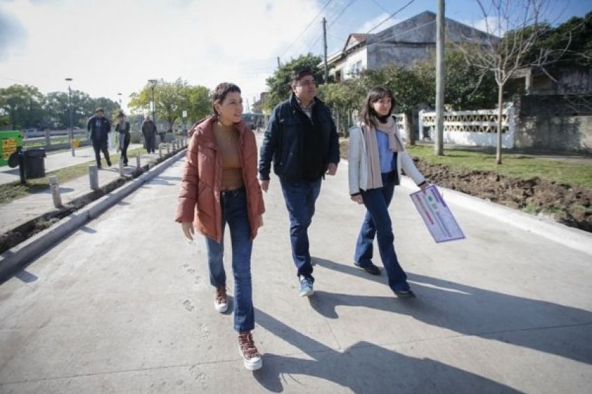 Mayra recorrió obras de pavimentos de 85 cuadras en dos barrios de Solano