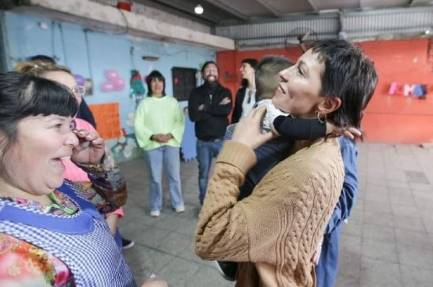 Mayra recorrió la Casa del Niño de la Asociación Unión de Madres Argentina y ratificó el acompañamiento del municipio