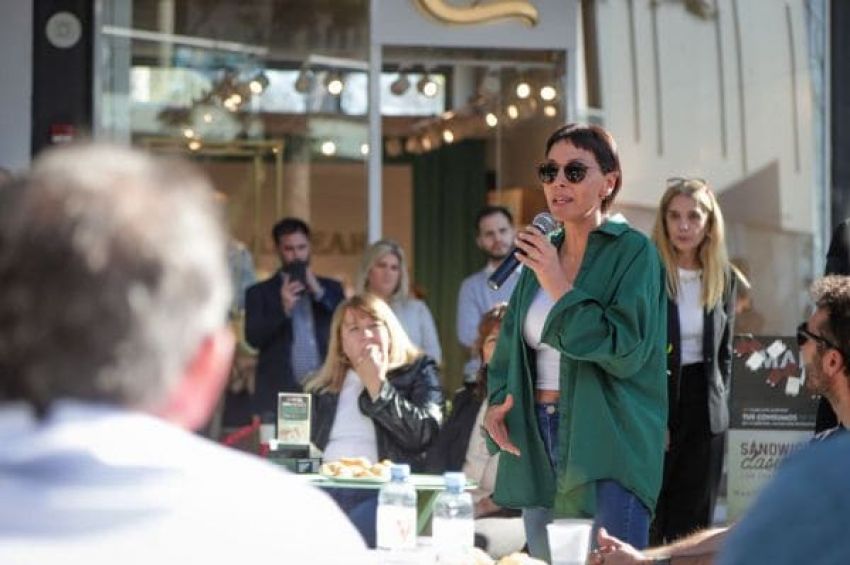 Mayra junto a comerciantes del Nuevo Quilmes Plaza en su primer aniversario