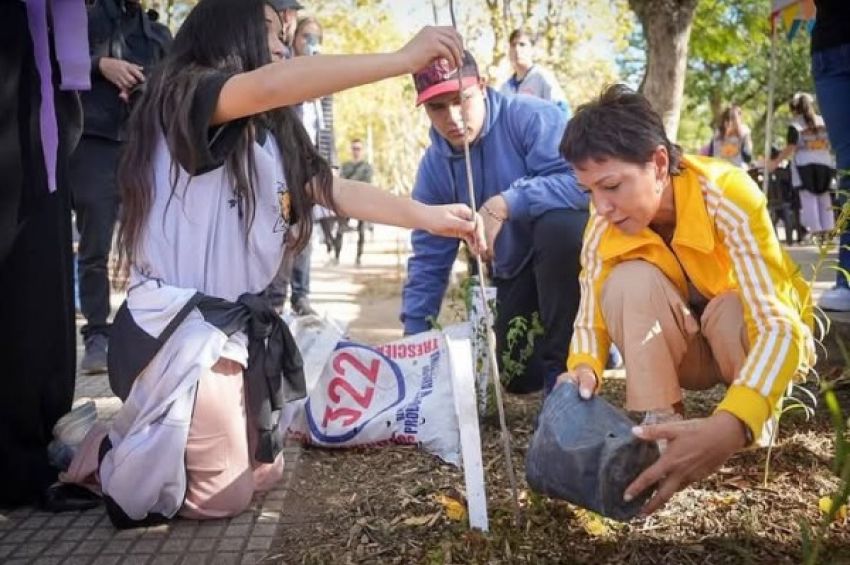 Mayra inauguró el nuevo patio de juegos de la Plaza de la Cruz de Quilmes Centro