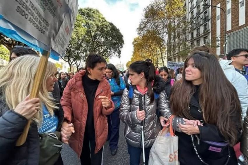 Mayra acompañó a familias TEA Quilmes en la marcha contra el ajuste del gobierno nacional en discapacidad