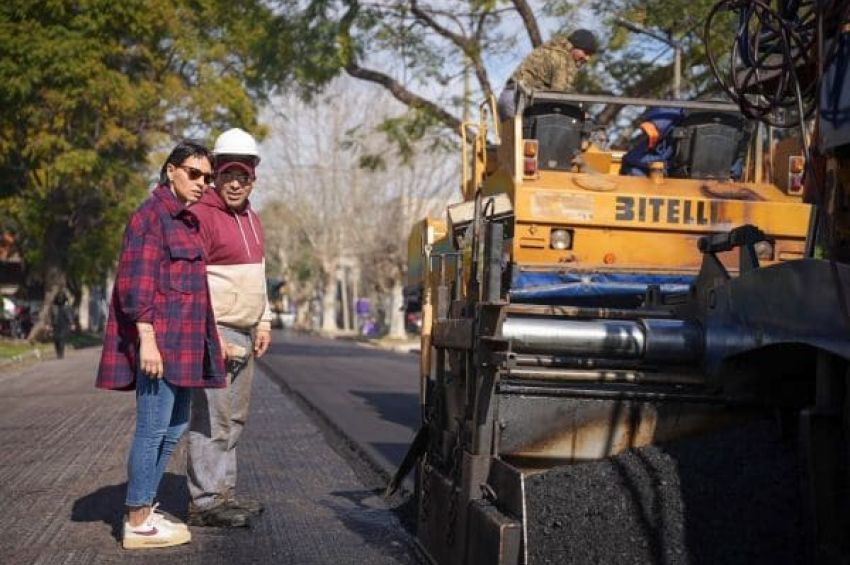 Mayra recorrió la obra de repavimentación en Bernal centro y oeste