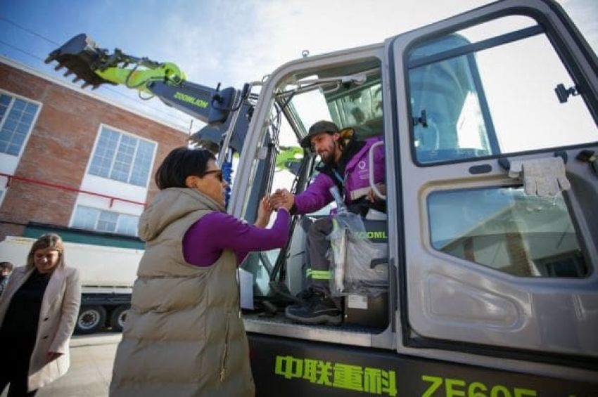 Mayra presentó 15 nuevas camionetas, un camión y cinco máquinas destinadas a diferentes áreas del municipio