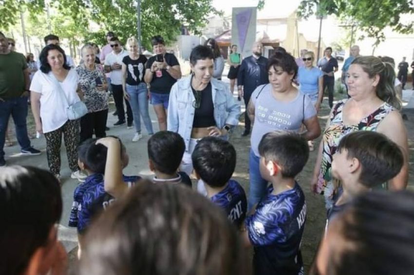 Mayra recorrió junto a vecinos la nueva posta de seguridad de la plaza «Campito Carlos Maier»