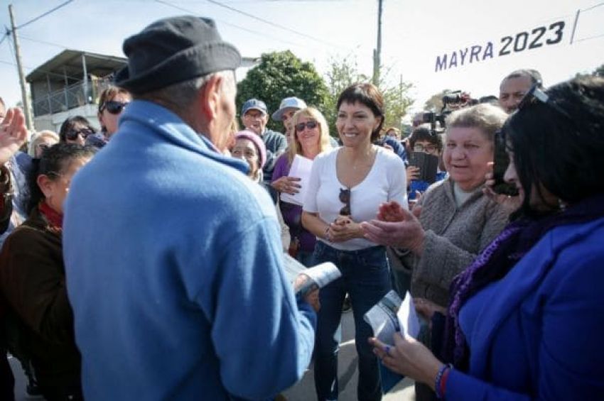 Mayra Mendoza recorrió obras y dialogó con vecinos y vecinas en Quilmes Oeste