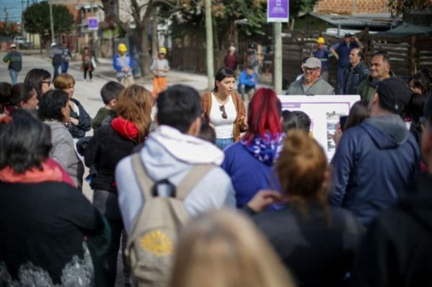 Mayra recorrió la obra de pavimentación en el barrio La Unión de San Francisco Solano