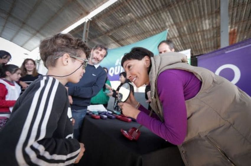 Mayra entregó anteojos del programa «Ver para Aprender» en la Primaria Nº 74 de Ezpeleta