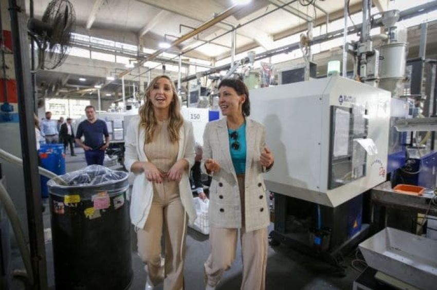 Mayra Mendoza recorrió una empresa quilmeña junto con Julia Strada