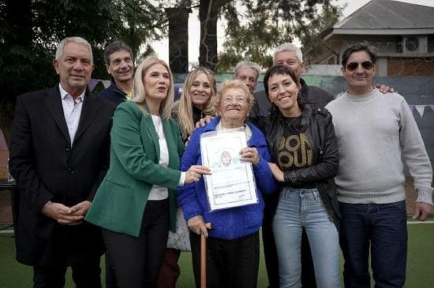 Escrituras: Mayra, Magario y Alak entregaron 226 títulos de vivienda a vecinos de Quilmes