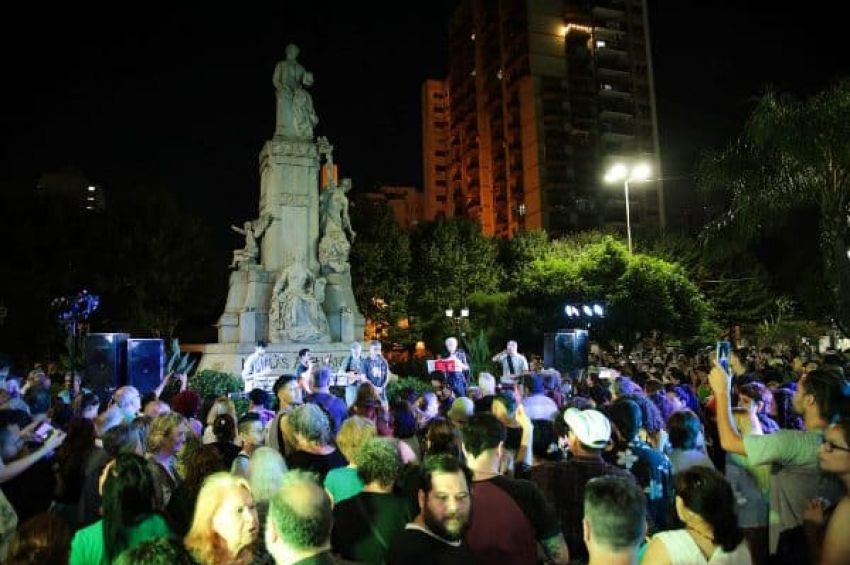 Ruidazo artístico en Plaza Alsina contra el ajuste de Milei