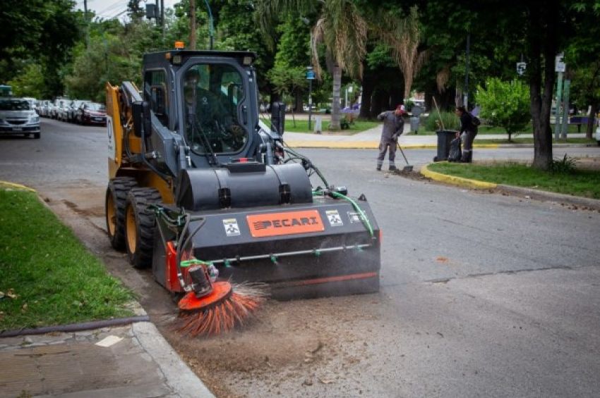 Se pusieron en funcionamiento las nuevas barredoras con un operativo integral de limpieza en el Barrio La Colonia