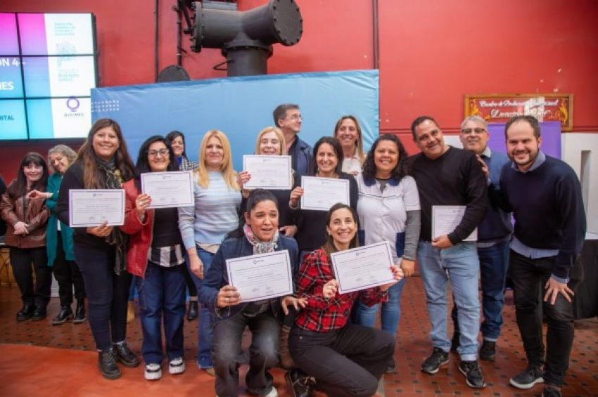 Entregaron diplomas a directivos y docentes que participaron en el proyecto «Nuestros barrios, nuestra ciudad Quilmes»