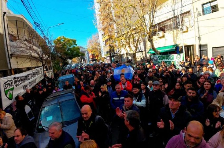 Multitudinario abrazo solidario de trabajadores municipales de Avellaneda a OSPMA