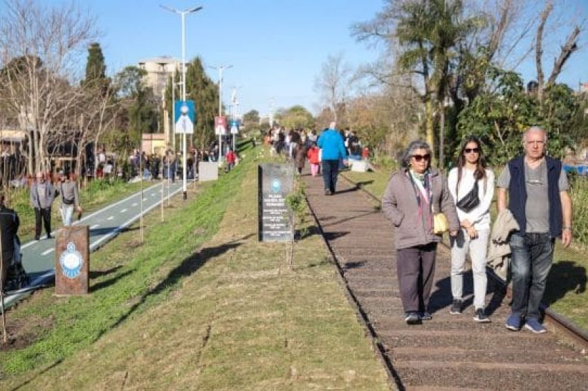 Jorge Ferraresi y Magdalena Sierra inauguraron la segunda etapa del Paseo del Ferrocarril en Piñeiro