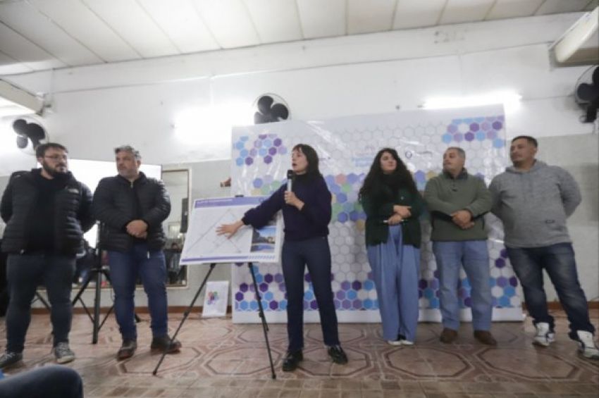 Ceci Soler y funcionarios municipales anunciaron 18 nuevos pavimentos para el Barrio El Progreso de Bernal Oeste