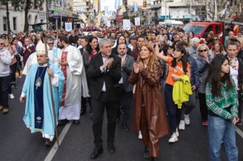 Gran cantidad de vecinos en la procesión por las Fiestas Patronales de Avellaneda