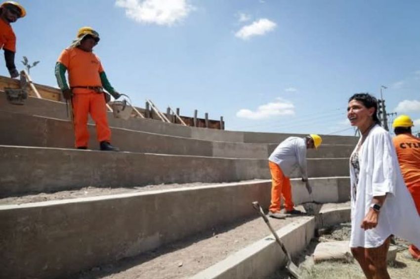 Mayra recorrió el avance de las obras en la Plaza ARA San Juan Paseo de la Lealtad