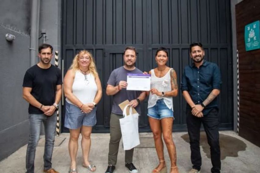 Mayra entregó el certificado de Aptitud Ambiental a Industrializadora de Envases Flexibles SRL