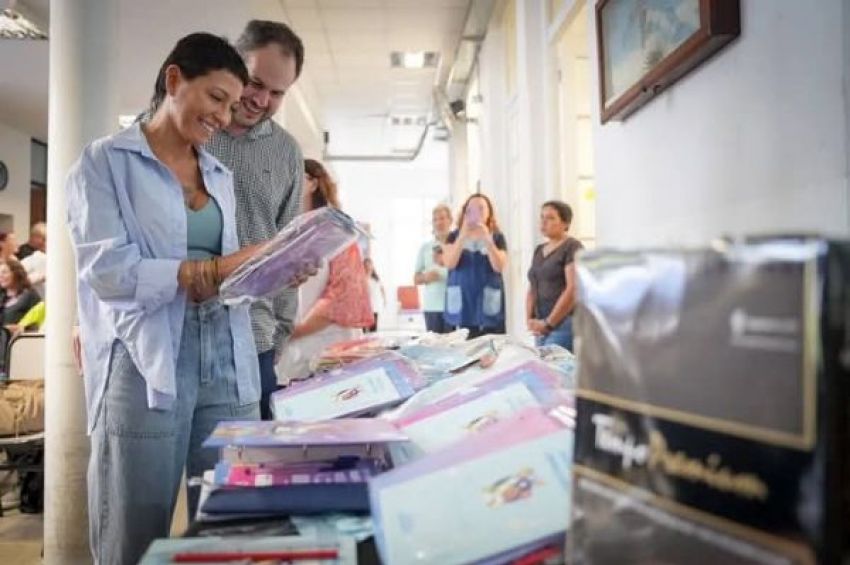 Mayra presentó los kits escolares que se distribuirán en escuelas primarias y jardines de infantes de Quilmes