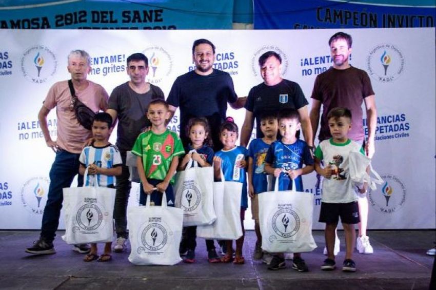 Santalla entregó 2000 kits escolares a clubes de barrio de Avellaneda que integran la FADI