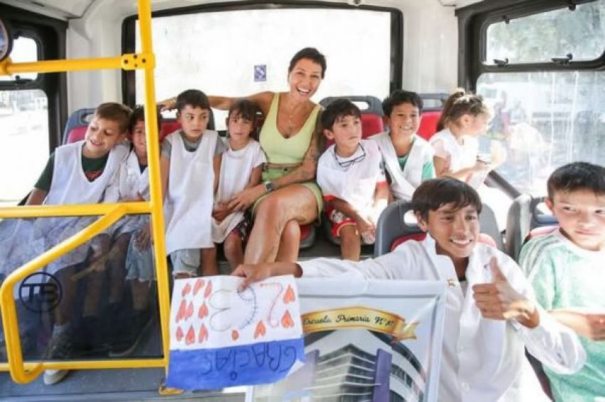 Mayra llegó en una unidad de la línea 263 al Barrio La Matera donde el colectivo comenzó a circular por primera vez