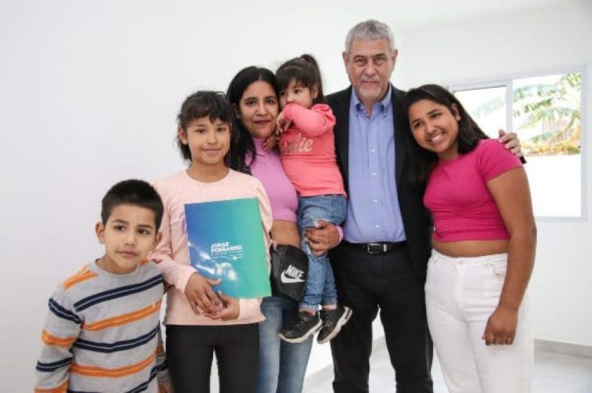 Ferraresi entregó viviendas en el Barrio Tranquila