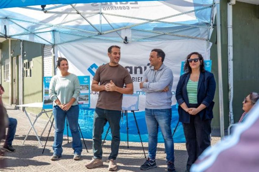Julián Álvarez recorrió obras de pavimentación en Villa Jardín y conversó con vecinos y vecinas