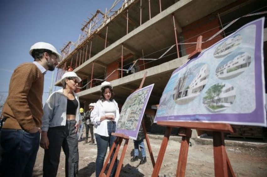 Mayra recorrió las obras de 48 viviendas en el barrio Frattasi de Ezpeleta