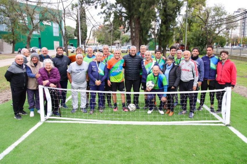Ferraresi visitó a vecinos que realizan fútbol-tenis en el DAR