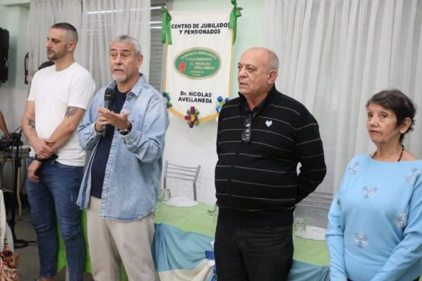 Ferraresi visitó dos centros de jubilados