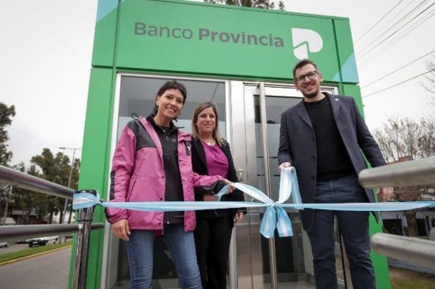 Mayra y Cuattromo inauguraron nuevos cajeros automáticos del Banco Provincia en La Ribera