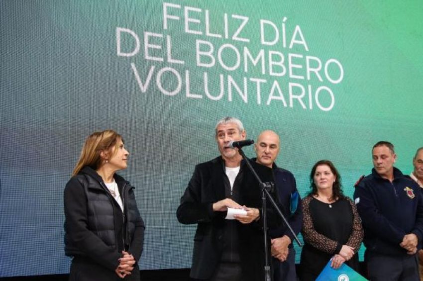 Ferraresi celebró junto con Bomberos y Bomberas de Avellaneda, duplicando la ayuda económica municipal