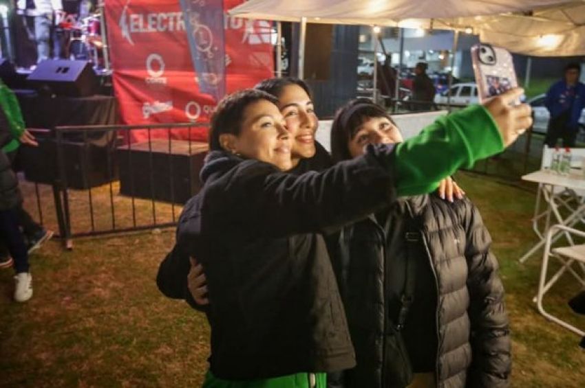 Mayra recorrió la feria gastronómica «Saboreando» en el Parque Lineal Don Bosco