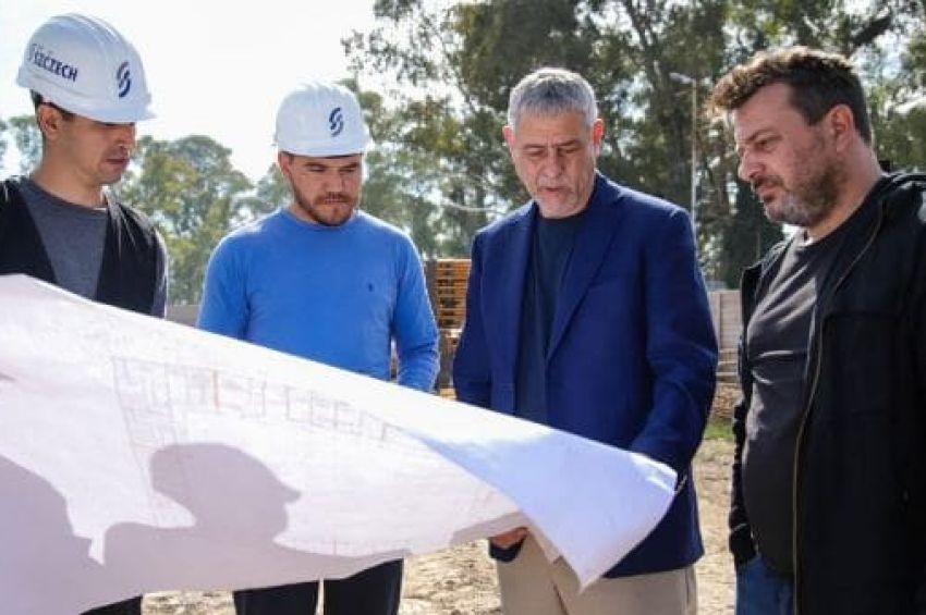 Ferraresi y Doval recorrieron las obras de las viviendas para municipales