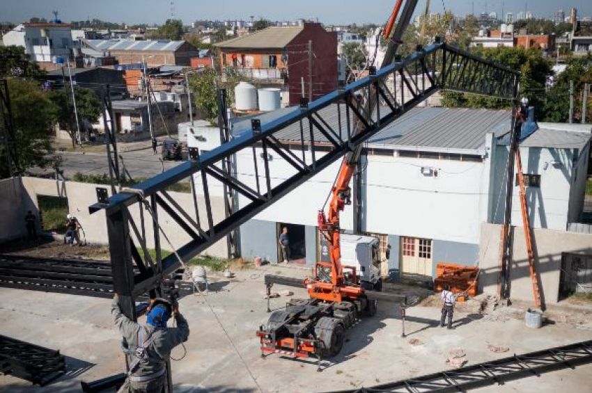 El municipio construye la nueva cancha en la Asociación Civil Club Social, Deportivo y Cultural Arquitectura de Villa Domínico