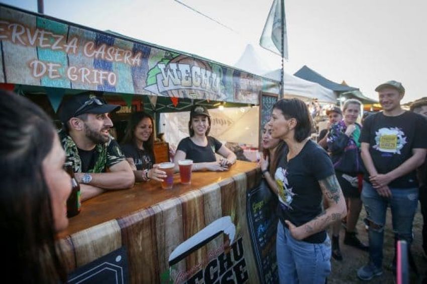 Mayra junto a miles de vecinos en la 2° edición del Festival de la Cerveza quilmeña