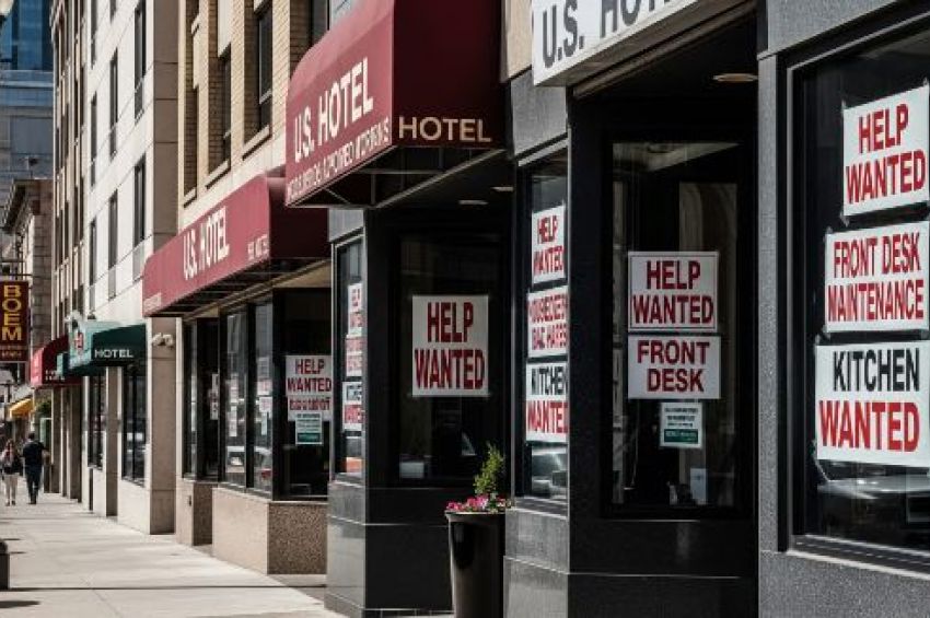 Estados Unidos revisa políticas migratorias por crisis laboral en hotelería
